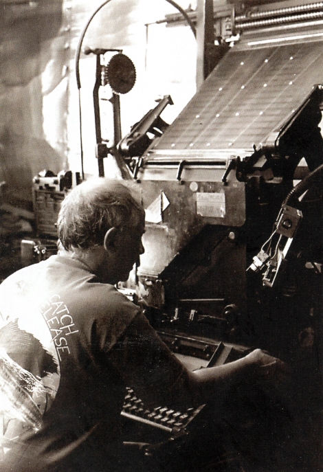 Photographie en noir et blanc de Jean-Jacques Cellier devant sa Linotype.